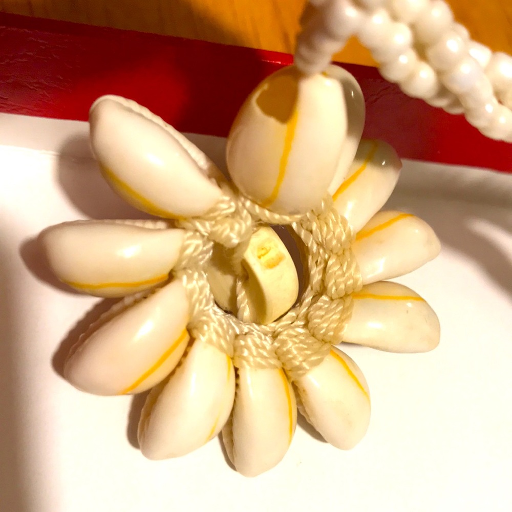 $3 If Bundle: Shell flower and bead necklace - Picture 8 of 8